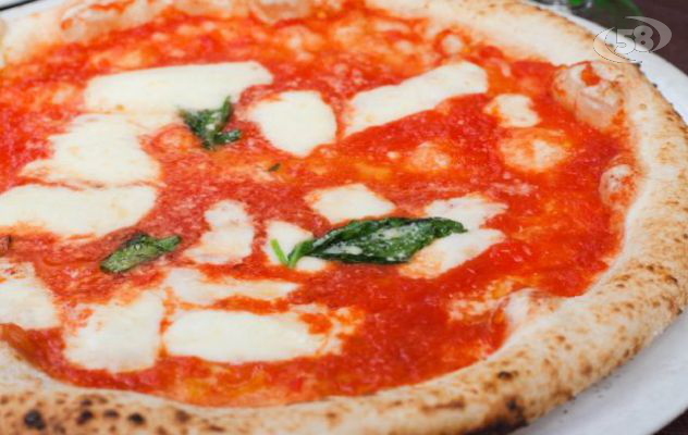 Pizze gratis per tutti i bambini oggi e domani. Il sindaco: "Sono stati esempio per gli adulti"