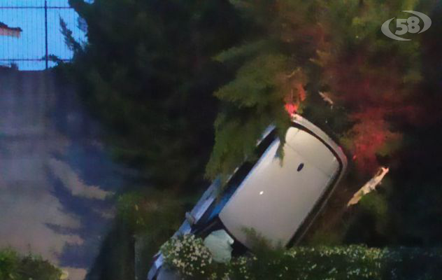 Auto fuori controllo sfonda la parete e precipita giù