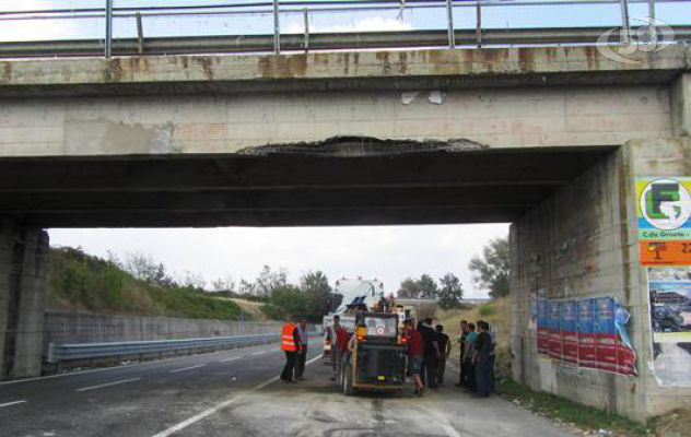 Camion con escavatore ''travolge'' il ponte di Tre Torri