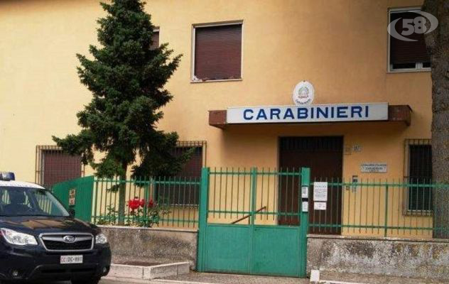 Greci, in giro con coltello a serramanico sulla Statale 90: 40enne denunciato dai Carabinieri