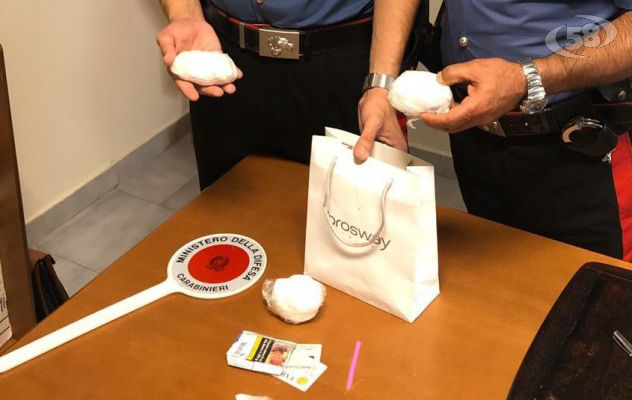 A bordo con 120 grammi di cocaina nascosti nel cambio dell'auto, arrestati due 33enni