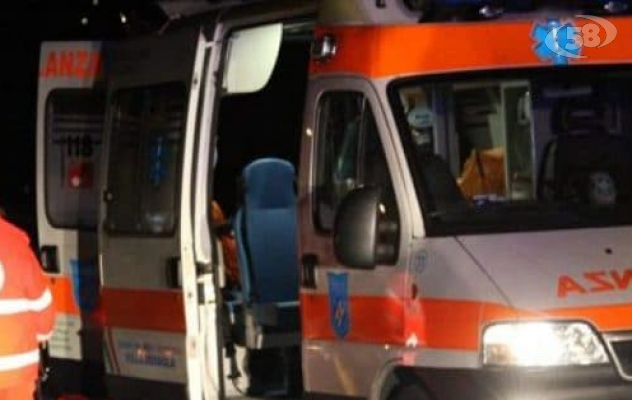Impatto violento, finisce fuori strada e sbatte contro un albero: conducente e passeggero in ospedale