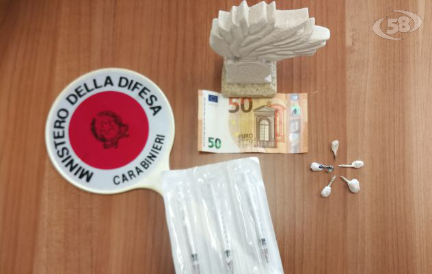 Pusher arrestato mentre cede eroina a due giovani in un parco residenziale
