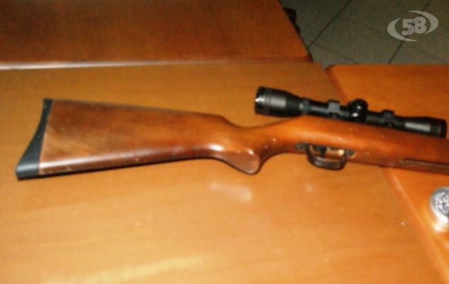 A bordo con un fucile e munizioni nascosti nel bagagliaio, bloccati due giovani