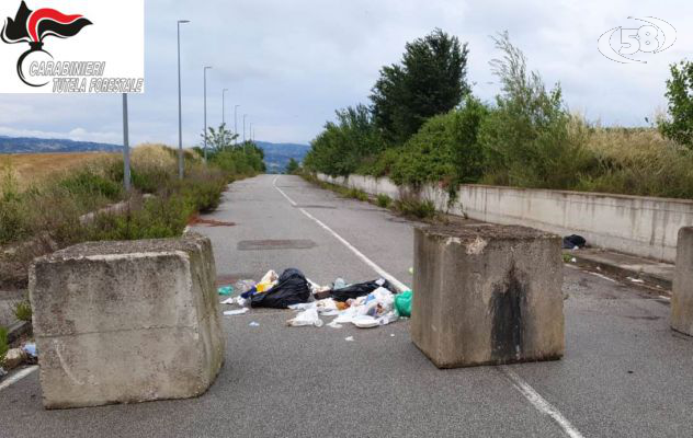 Getta rifiuti in strada, identificato e multato il trasgressore