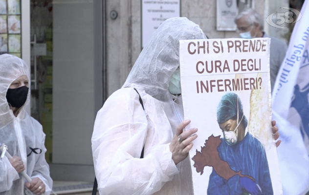 ''Noi, eroi dimenticati'': il flash mob degli infermieri /VIDEO