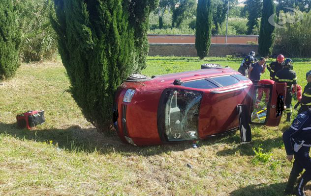 Perde il controllo dell'auto e si ribalta, donna trasportata in ospedale