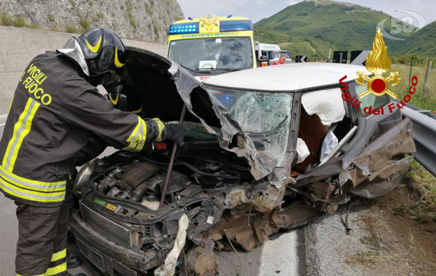 Violento impatto, due auto coinvolte: conducenti in ospedale