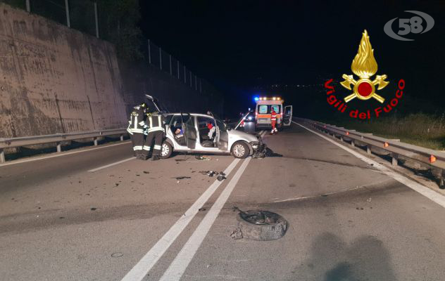 Sbanda e finisce contro il muro, 29enne in ospedale