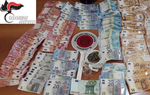 Spaccio di droga e spendita di soldi falsi, bloccato giovane