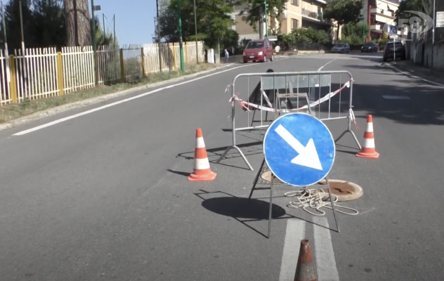 Cedimento lungo corso Vittorio Emanuele ad Ariano, operai a lavoro