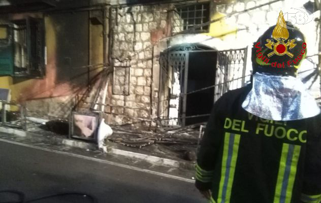 Bar in fiamme a San Martino Valle Caudina, s'indaga