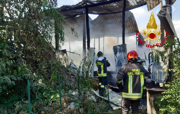 Deposito agricolo in fiamme a Venticano: ore di lavoro per i caschi rossi