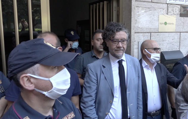 Irpiniambiente, tensione all'arrivo di Sperandeo: ''Dimettiti'' /VIDEO