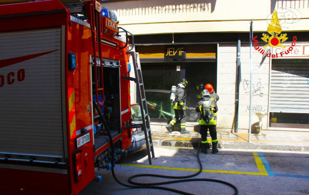 Avellino, negozio in fiamme in pieno centro