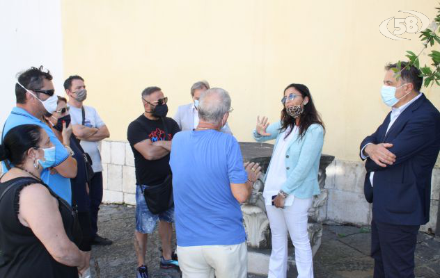 Si incatenano davanti alla Provincia, mediazione riuscita: protesta sospesa