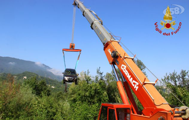 Finisce in un dirupo, 35enne salvata dai caschi rossi