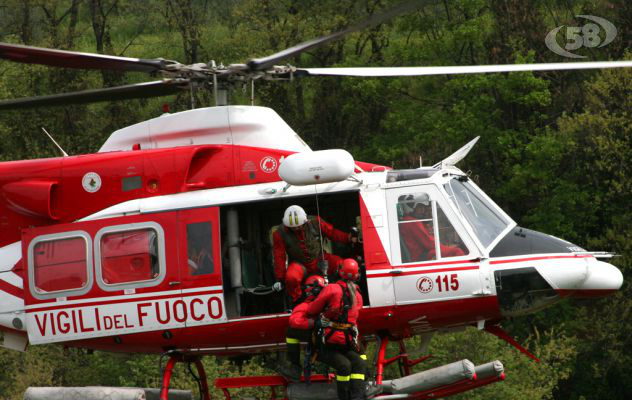 Giovani nei boschi, due finiscono nel dirupo: un volo di 10 metri. Difficili le operazioni di recupero