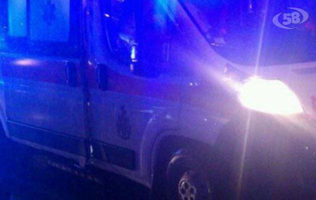 Finisce fuori strada, auto distrutta: giovane incastrato tra i rottami del veicolo