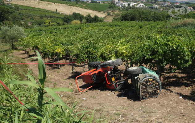 Tragedia nei campi, travolto dal trattore: muore giovane 25enne