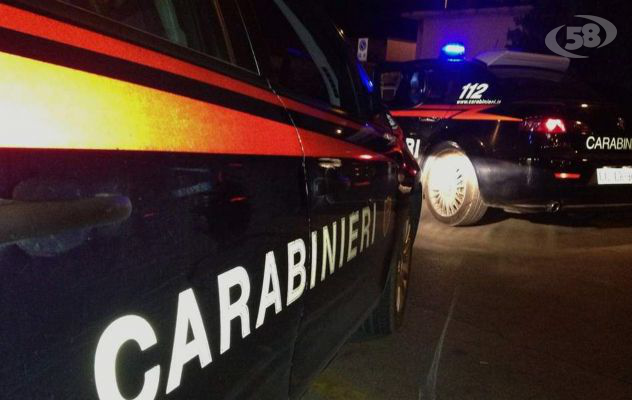 Ruba un’auto, i carabinieri intercettano il veicolo e arrestano un 24enne e un 41enne