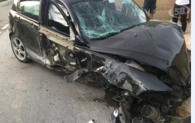 Ubriaco alla guida, si schianta contro un muro e il palo dell’illuminazione: nei guai 35enne irpino