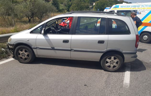 Finisce fuori strada, tragico impatto: muore 54enne