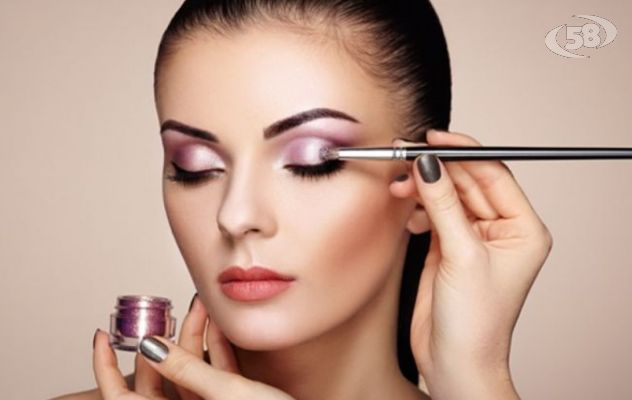 Il trend per il make-up dell'estate 2020 è il trucco "vedo non vedo"