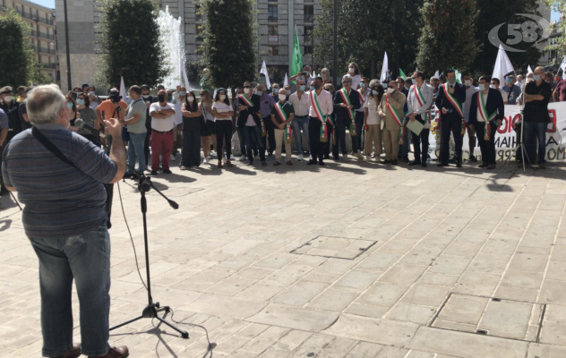 Biodigestore, in piazza l'Irpinia che dice no: tutti contro l'Ato