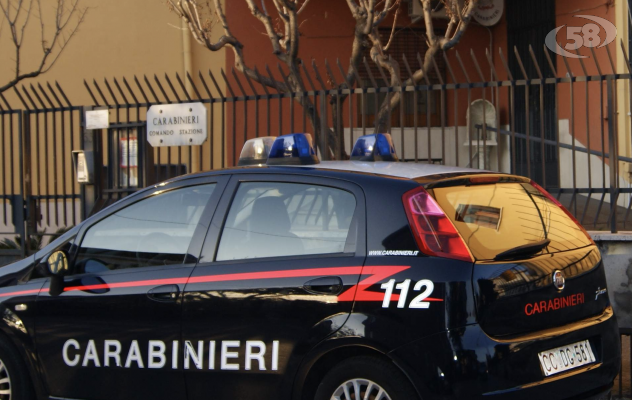 Lite in strada con accoltellamento, movente passionale: 16enne denunciato