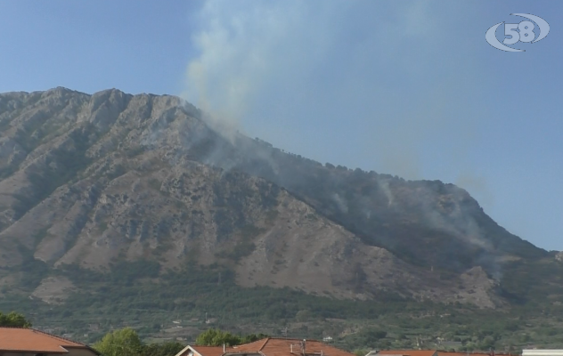 Brucia il Taburno, mezzi aerei in azione per domare le fiamme