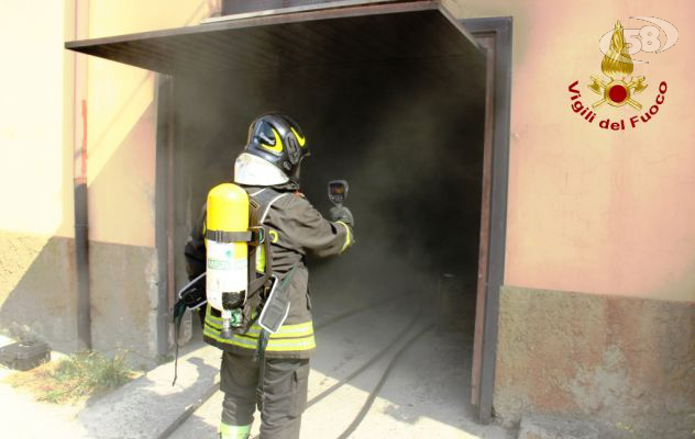 Incendio ad Atripalda, a fuoco tre auto e un motorino