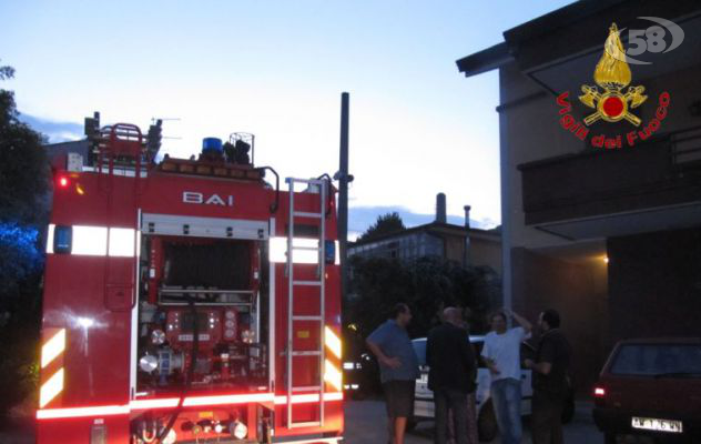 Altavilla, auto in fiamme nella notte. Evacuato il condominio sotto il quale era parcheggiata