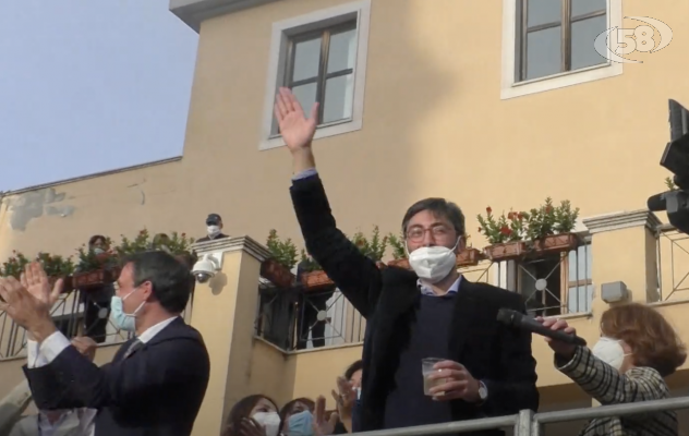 Franza festeggia con la sua squadra: brindisi e caroselli /VIDEO