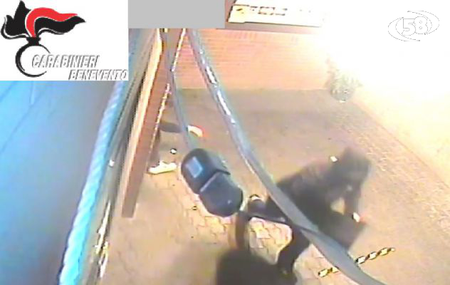 Rubano in una tabaccheria, presi con le mani nel sacco: arrestati