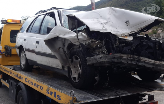 Scontro tra due auto. Tre feriti. Grave un anziano trasportato in ospedale