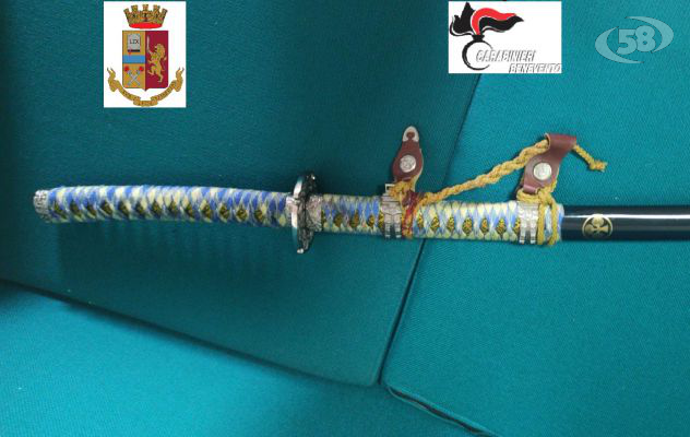 Movida violenta, in giro con una  spada: giovani feriti. Arrestati padre e figlio