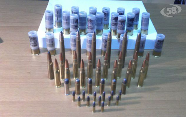 Mirabella, trovato con un arsenale in auto: 62enne denunciato dalle Fiamme Gialle