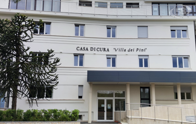Covid, 36 positivi a Villa dei Pini: reparto isolato