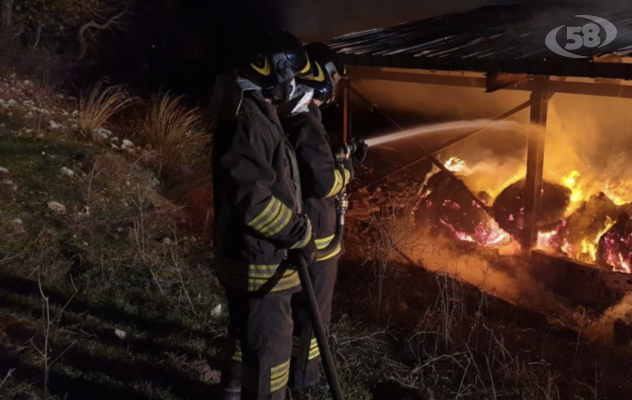 Deposito agricolo in fiamme, ore di lavoro per i Vigili del Fuoco