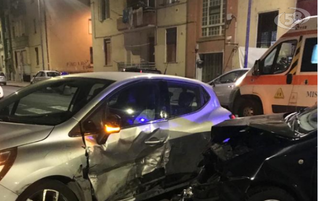 Violento scontro tra due auto, il bilancio è di quattro feriti