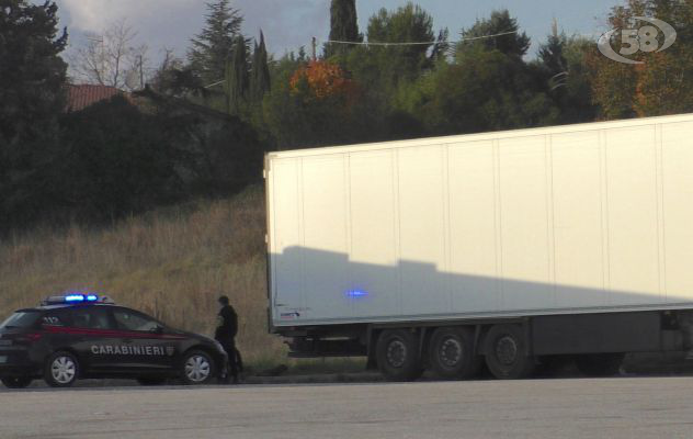 Rumori nella cella frigo del tir: stipati anche minori. C'è la svolta: arrestato conducente