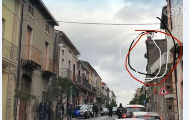 In bilico sul cornicione da oltre 3 ore, 39enne minaccia di lanciarsi nel vuoto