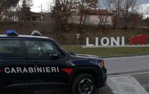 Litiga in piazza con la ex e si scaglia contro i Carabinieri