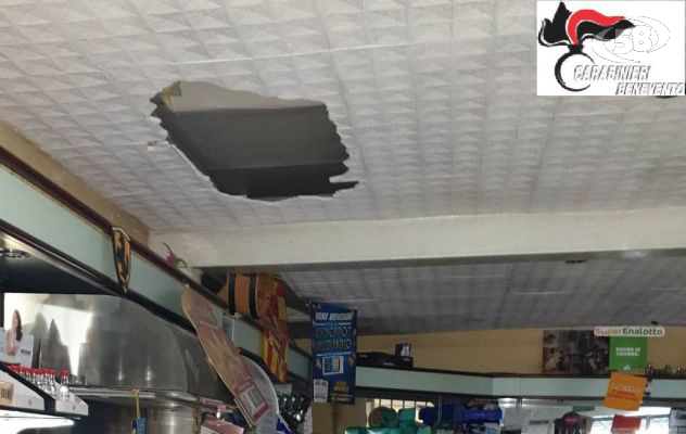 Fanno irruzione in un bar tabacchi, ladri inseguiti nella notte: bottino recuperato