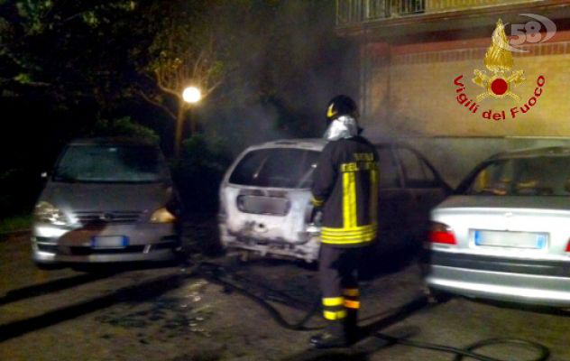 Avellino, in fiamme tre autovetture. Si indaga sulle cause