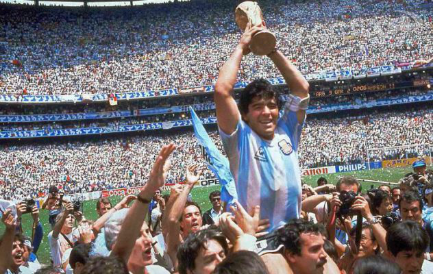 Maradona, un eroe popolare. Mastella: "Lo piango con immenso dolore"