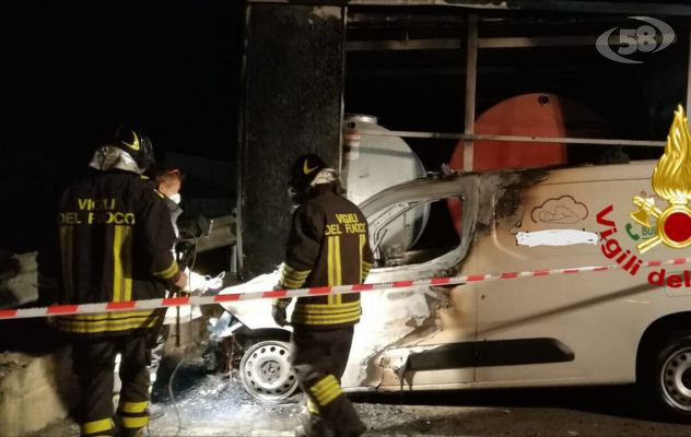 Furgone in fiamme nel parcheggio del centro commerciale