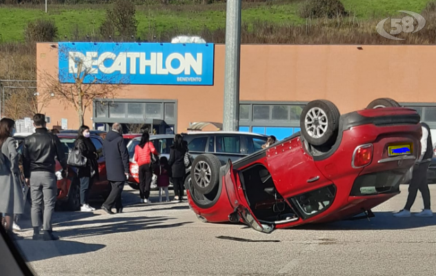 Scontro tra due auto, Fiat 500X si ribalta nel parcheggio del centro commerciale