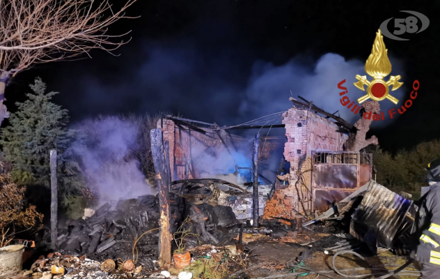 Ariano, a fuoco deposito agricolo: Vigili del Fuoco a lavoro